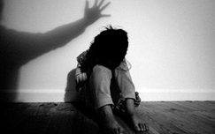Nghệ An: Khởi tố gã cha dượng nhiều lần hiếp dâm con riêng của vợ 