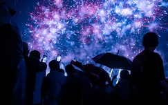Giỗ Tổ Hùng Vương: Người dân đội mưa ngắm pháo hoa rực sáng