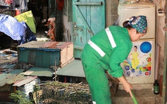 Người dân khu trọ "ổ chuột" chật vật chống chọi nắng nóng 40 độ C ở Hà Nội