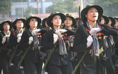 Nữ du kích miền Nam không quản vất vả tập luyện cho Lễ kỷ niệm 70 năm Chiến thắng Điện Biên Phủ 