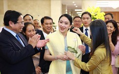 Thủ tướng Phạm Minh Chính cùng Thủ tướng Thái Lan tham quan triển lãm sản phẩm thủ công mỹ nghệ Việt Nam