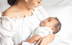 Khuyến khích sinh con: Cần nhiều hơn những chính sách thai sản