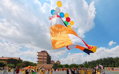 Ấn tượng Lễ thượng lá cờ Phật giáo với kích thước kỷ lục mừng Vesak 2025