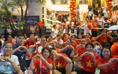 "Biển người" trắng đêm đội mưa chờ xem Tổng duyệt diễu binh, diễu hành