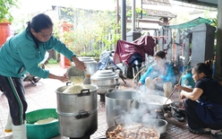 Hội LHPN TP Huế nấu hơn 11.000 suất cơm hỗ trợ người dân vùng ngập lụt