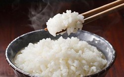 Cho thêm 2 nguyên liệu này khi nấu sẽ giúp cơm trắng thơm, ngon dẻo