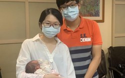 Đang mừng vì bầu đôi, cặp vợ chồng bủn rủn chân tay nghe nói một có thể "quái thai"