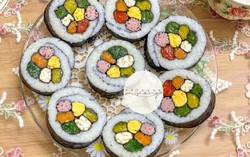 Khách đến nhà hoa mắt vì món cơm cuộn hình hoa cực xinh 
