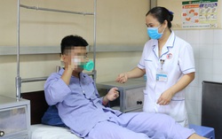 Bị thủng tầng sinh môn do bạn đặt bút chổng ngược dưới ghế sau khi đứng lên phát biểu 