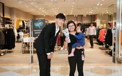 Dịch vụ "độc nhất" 20/10 cho chị em tại Vincom: “Soái ca” đưa đi shopping, xách đồ hộ lại còn được tặng quà