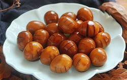 Om trứng cút không cần nước, thêm lon này vào lại được món ngon không tưởng