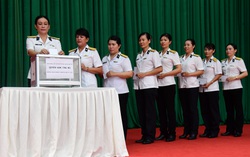 Hội Phụ nữ Vùng 5 Hải quân quyên góp ủng hộ đồng bào miền Trung