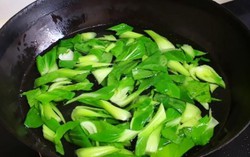 Chần rau trước khi xào bao lâu thì được, làm sai rau sẽ thâm đen, không giòn chẳng ngon