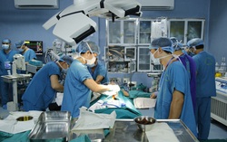 Lần đầu tiên Việt Nam thực hiện thành công 2 ca ghép ruột từ người cho sống, lãnh đạo Bộ Y tế gửi thư khen ngợi