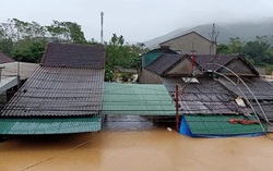 Nhiều địa phương ở Nghệ An ngập sâu, cô lập, người dân thiếu nhu yếu phẩm