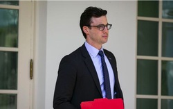 Thêm 1 trợ lý riêng của Tổng thống Donald Trump bị nhiễm Covid-19