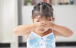 Gặp người lạ, con co rúm lại đầy sợ sệt