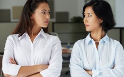 Gia đình lục đục vì mẹ chồng muốn tiền phải "quy về một mối"