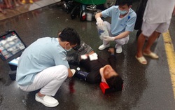 Cứu sống bệnh nhân nguy kịch khi cả người và xe máy nằm ở gầm xe buýt