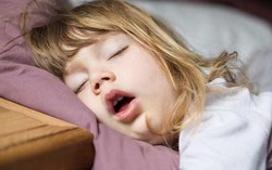 4 tư thế ngủ của trẻ không chỉ nguy hiểm mà còn ngầm báo sức khỏe đang có vấn đề
