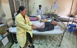 Xúc động cảnh “bà chăm ông” ở tuổi ngoài 70