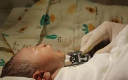 Đỡ đẻ cho bạn thân, vợ bật khóc khi đứa trẻ sinh ra giống hệt chồng mình