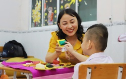 Cô giáo của những học sinh “không chịu lớn”, học cách mặc quần áo mất cả học kỳ