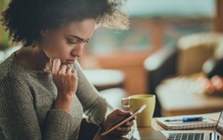 Mạng xã hội là nguồn cơn của chứng "nghiện điện thoại"