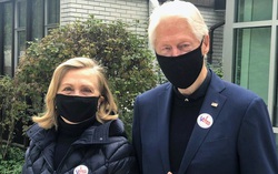Bầu cử Tổng thống Mỹ: Vợ chồng bà Hillary Clinton bỏ phiếu cho ông Joe Biden