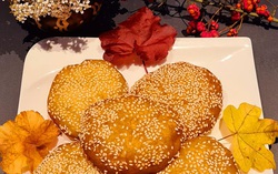 Mẹ trổ tài làm bánh tiêu thơm ngon khiến con trẻ thích mê  