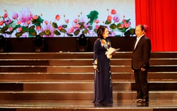 "Lão anh hùng” cứu sống gần 100 người thoát lũ dữ, khiến cả hội trường rưng rưng xúc động
