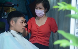 Người phụ nữ chỉ có một tay làm nghề cắt tóc 
