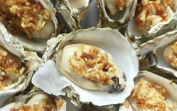 Chán nướng mỡ hành, đem hàu nướng tỏi đãi cả nhà dịp Tết Dương lịch