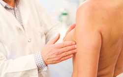 Nhiều bệnh nhân ung thư vú từ chối phẫu thuật, đắp thuốc không rõ nguồn gốc