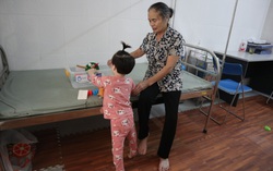 Bà nội 70 tuổi thay bố mẹ chăm cháu như con