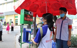 Sản phẩm máy đo thân nhiệt và rửa tay tự động trong 1 giây “made in” sinh viên