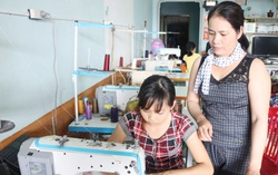 Tổ may gia công giúp nhiều phụ nữ có việc làm lúc nông nhàn 
