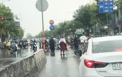 Mưa lớn bất ngờ ở TPHCM, 1 người bị tai nạn giao thông tử vong 