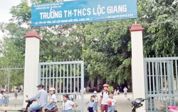 Long An: Cô giáo bị phụ huynh xông vào lớp dùng mũ bảo hiểm đánh lên đầu