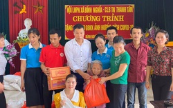 70 trường hợp khó khăn bị ảnh hưởng bởi dịch Covid-19 được nhận quà hỗ trợ