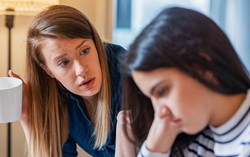 Nỗi ám ảnh của con gái tuổi teen sau khi gia đình đi dã ngoại với nhà hàng xóm 