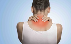 Người phụ nữ bị sưng tấy vùng gáy tự điều trị nhưng không đỡ, đi khám mới biết mắc bệnh than