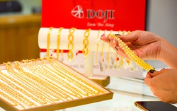 Tái lập ngưỡng 49 triệu đồng/lượng, vàng trong nước thu hẹp khoảng cách với giá vàng thế giới