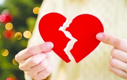 Chứng kiến con gái bị chồng đối xử tệ bạc khiến bố mẹ thay đổi quan niệm về "thanh danh gia đình"