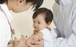 Phụ huynh phát sốt khi con được hẹn tiêm phòng 6 mũi vaccine/tháng