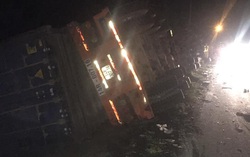 Quảng Ninh: Container đè xe 16 chỗ bẹp dúm, ít nhất 2 người tử vong