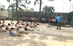 Đừng để trẻ “bơi trên giấy”