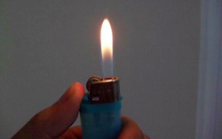 2 cháu bé bị bỏng nặng do nghịch bật lửa đốt giấy gây cháy