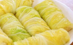 Không xào hay luộc, đổi vị làm bắp cải cuộn nhân nấm đậu phụ