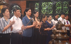 Chủ tịch Hội LHPN Việt Nam Hà Thị Nga dâng hương tại Nhà tưởng niệm Bác Hồ và Di tích Đoàn phụ nữ cứu quốc 